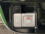 指先だけで簡単に操作が可能な電動パーキングブレーキを採用。「HOLD」スイッチを押すと、渋滞や信号待ちなどでブレーキペダルから足を離しても、ブレーキを保持するので安心です