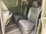 快適な乗車空間を確保した2列目シート。長時間の移動でも疲れにくい設計です。家族や友人と快適なドライブを楽しみましょう。