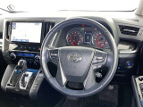 運転席まわりです。 各操作スイッチは使いやすい位置に配置されてます。
