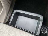 助手席にはアンダートレイも備えちょっとした収納に便利です。