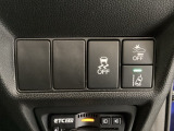 Hondaセンシング用の、VSA(ABS+TCS+横滑り抑制)解除と路外逸脱抑制機能のオンオフスイッチなどはハンドルの右側に装備しています。