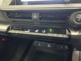 オートエアコンは温度を設定するだけで、自動で風量などを設定してくれます。運転しながら操作も必要ないので、安全性も向上します。