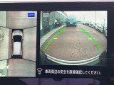 アラウンドビューモニターまるで車を真上から映したような映像で、前後左右の感覚が分かります♪車庫入れや駐車時に大活躍の機能です。