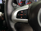 ステアリングには運転中でも簡単に操作できる各種スイッチついてます