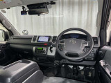 運転席まわりです。 各操作スイッチは使いやすい位置に配置されてます。