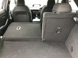 後部座席を倒すとかなりの広さがあり大きな荷物もラクラク積めますよ!