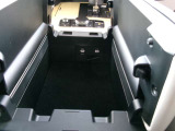 運転席横の大型コンソールBOX!中にはUSBソケットもあります