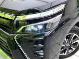 【LEDヘッドライト】悪天候や夜間走行時も良好な視界を確保し安心して運転できる高輝度LEDヘッドライトを装備!点灯速度が早く、消費電力も抑えられています。