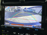 【バックカメラ】駐車時に後方がリアルタイム映像で確認できます。大型商業施設や立体駐車場での駐車時や、夜間のバック時に大活躍!運転スキルに関わらず、今や必須となった装備のひとつです!