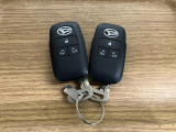 【スマートキー】 スマートキーを携帯していれば、ドアハンドルのボタンを押してロックの解除ができ、パワースライドドアもワンタッチで開閉できます。