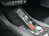 カーボンファイバー製センタートンネル・コンソール装着車両でございます。
