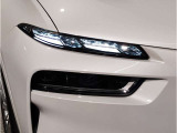 【LEDヘッドライト】先進のLEDテクノロジーを採用。放射される白色光の周波特性は太陽光に近く、バイキセノン・ヘッドライトを上回るコントラストで更に明るく輝きます!