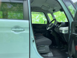 広々とした室内空間が、快適なドライブを約束します。運転席からの視界も良好で、運転に集中できます。