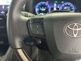 運転中、オーディオの操作をしてて、ハッとしたことはありませんか?ステアリングスイッチは、運転中でもハンドルでオーディオの操作が可能です。安全なドライブをサポートします。