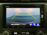バックでの車庫入れも安心です! リアカメラが付いているバックモニター付のナビを装備しております。操作線もついており距離感も画面から確認できます。