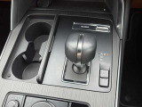 シフト下には、マツダコネクト用のコマンダーを設置。サイドブレーキはスイッチ式【電動パーキング】、信号待ちなどでの停車保持を行う【オートホールド】なども新車時標準装備です♪