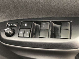 パワーウィンドのスイッチです。運転席に座りながら、助手席や後席の窓を開け閉めできるので大変便利ですよ。