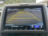 バックモニター装備。画面にて後方の確認が行えるので、バック駐車や車庫入れの際には重宝します。車の運転に慣れない方でも安心のガイドライン表示機能付。