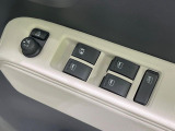 【電動格納ミラー】サイドミラーは電動格納式となっており、狭い駐車場でもキズがつくリスクを抑えられます。