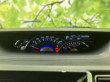 視認性の高いメーター類で、運転に必要な情報を的確に把握できます。落ち着いたデザインが、運転に集中できる空間を演出します。