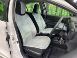 運転席まわりには十分なスペースがあり、大柄な方でもゆったり運転していただける環境です。