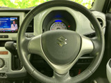 握りやすいステアリングで、運転操作をサポート。操作性にも優れ、運転がより楽しくなります。快適な運転空間を提供します。