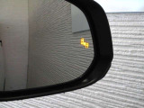 隣車線を走る車両をレーダーで検知し、ドアミラーでは確認しにくい後側方エリアに存在する車両に加え、急接近してくる車両も検知します。車両を検知するとドアミラーに搭載されたLEDインジケーターが点灯します。