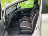 運転席からの視界は広く、運転操作もスムーズ。洗練された内装が、運転する楽しさを高めます。快適なドライビングをサポートします。