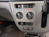 シンプルで使いやすいマニュアルエアコン。適切に操作することで快適な車内環境を保つことができます。