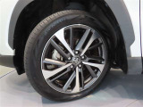 トヨタ純正アルミホイール。タイヤサイズは225/50R18です。