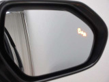 隣車線を走る車両をレーダーで検知し、ドアミラーでは確認しにくい後側方エリアに存在する車両に加え、急接近してくる車両も検知します。車両を検知するとドアミラーに搭載されたLEDインジケーターが点灯します。