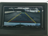 バック駐車が苦手な方や、初めてのお車で不安な方も安心。後方の映像をナビ画面に表示するため、周囲を確認しながらスムーズに駐車できます。