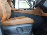 パワーシート搭載。微妙な調整が手軽にでき、ピッタリなポジションで運転することが可能です。