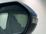 ブラインドスポットモニター(BSM)を装備しています。隣を走る車両が死角に入るとミラー内LEDインジケーターが点灯。さらに、ウィンカーを出すとインジケーターが光って点滅して注意を促してくれます。