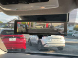 車両後方のカメラ映像をルームミラーに映し出し、後席に乗車していたり積載物などで後方視界が遮られることを軽減しています
