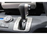 インパネシフトだから視線の移動も少なく足元もスッキリ♪運転席もゆったりしているのでゆとりを持ってドライブできますね!