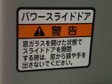 見た目が大事!な外装はぴかっとキレイに磨いており、経年のくすみもよみがえっております。ヘッドライトやドア周辺を磨く際にはマスキングテープを使用して保護しながら丁寧に作業をしております。