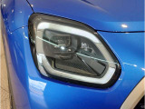 【LEDヘッドライト】先進のLEDテクノロジーを採用。放射される白色光の周波特性は太陽光に近く、バイキセノン・ヘッドライトを上回るコントラストで更に明るく輝きます!