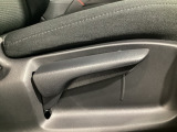 運転席にはドライバーの体型や好みに応じて前後方向だけでなく、高さの調整ができるシートリフターを装備!
