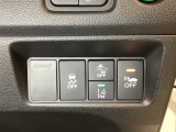 Hondaセンシング用の、VSA(ABS+TCS+横滑り抑制)解除と路外逸脱抑制機能のオンオフスイッチなどはハンドルの右側に装備しています。