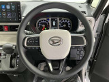 ステアリングから手を離さず、運転に集中したままオーディオ等の操作ができます。
