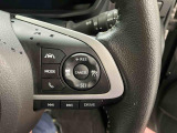 【アダプティブクルーズコントロール】 走行中に先行車の様子を検知しながら、設定した速度の範囲内で先行車との距離のキープを支援!疲れにくく、長距離運転中の渋滞なども快適に運転できます。