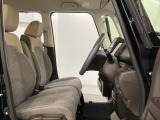 女性でも運転がしやすいように、シートの高さ調整機能(シートリフター)がついています。運転席と助手席の間が空いている為、助手席側への移動がスムーズです。交通量の多い道でも助手席側から乗り降りができます。