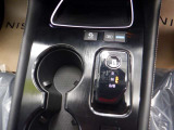 運転席と助手席の間にドリンクホルダーがあるのでとても便利です。