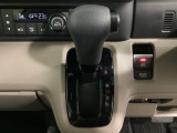 CVT車のセレクトレバーです。低速から高速まで、変速ショックのないスムーズな走りと、エンジン効率のよい領域を維持して燃費にも貢献します。サイドブレーキはスイッチ操作の電子制御パーキングブレーキです。