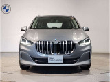 【キドニーグリル】BMWは約90年もの間、ほぼ全ての車両にひと目でBMWだと分かるこの特徴的なフロントグリルが備えられ、デザイン・アイコンとして親しまれてきました。
