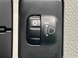 対向車や先行車への配慮が可能。積載物の状況に応じてヘッドライトの照射角度を手動調整できるスイッチ。