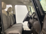 女性でも運転がしやすいように、シートの高さ調整機能(シートリフター)がついています。運転席と助手席の間が空いている為、助手席側への移動がスムーズです。交通量の多い道でも助手席側から乗り降りができます。