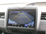 バックカメラの画像です。ガイドラインがスムースな車庫入れをサポートいたします。車庫入れの安心感がアップしますね。