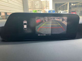 360度ビューカメラを搭載。4方の小型カメラの映像を処理し、車両真上からの映像に変換しています。
